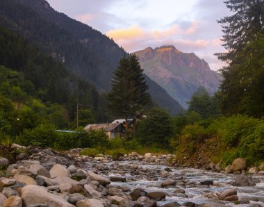 Kackar dağları ve onların altından akan nehir gün doğumunda fotoğraflandı..