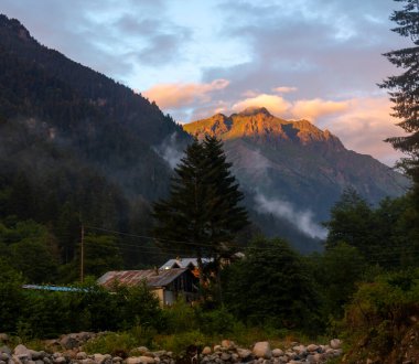 Kackar dağları ve onların altından akan nehir gün doğumunda fotoğraflandı..
