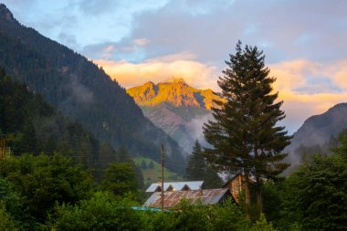 Kackar dağları ve onların altından akan nehir gün doğumunda fotoğraflandı..