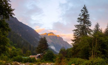 Kackar dağları ve onların altından akan nehir gün doğumunda fotoğraflandı..