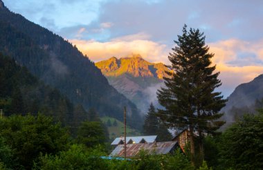 Kackar dağları ve onların altından akan nehir gün doğumunda fotoğraflandı..