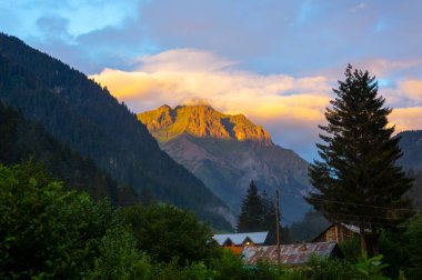 Kackar dağları ve onların altından akan nehir gün doğumunda fotoğraflandı..