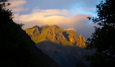 Kackar dağları ve onların altından akan nehir gün doğumunda fotoğraflandı..