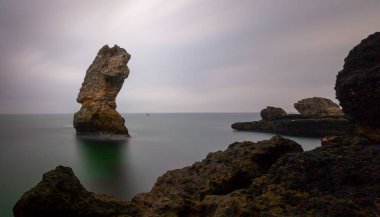 Kiyikoy küçük balıkçı kasabası, büyük kayalar uzun pozlama tekniğiyle fotoğraflandı.