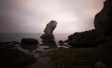 Kiyikoy küçük balıkçı kasabası, büyük kayalar uzun pozlama tekniğiyle fotoğraflandı.