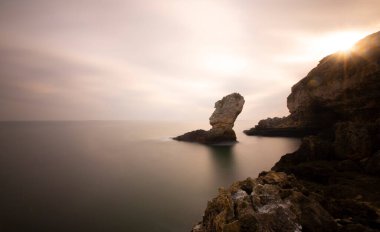 Kiyikoy küçük balıkçı kasabası, büyük kayalar uzun pozlama tekniğiyle fotoğraflandı.