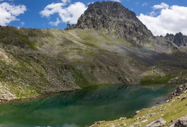 Tatos Buzul Gölü (2970 m) Vercenik ve Kale Dağları arasında yer almaktadır. Kackar Dağları, Doğu Karadeniz Bölgesi.