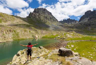 Tatos Buzul Gölü (2970 m) Vercenik ve Kale Dağları arasında yer almaktadır. Kackar Dağları, Doğu Karadeniz Bölgesi.