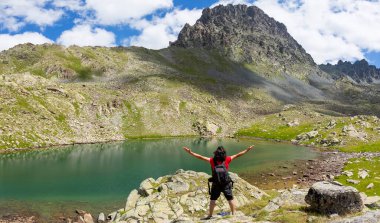 Tatos Buzul Gölü (2970 m) Vercenik ve Kale Dağları arasında yer almaktadır. Kackar Dağları, Doğu Karadeniz Bölgesi.