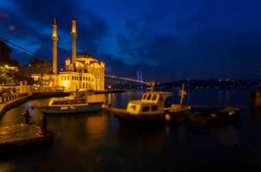 Ortakoy İstanbul manzarası bulutlar Ortakoy Camii ve İstanbul 'daki Boğaz Köprüsü ile güzel bir gün doğumu. İstanbul 'un en iyi turistik beldesi