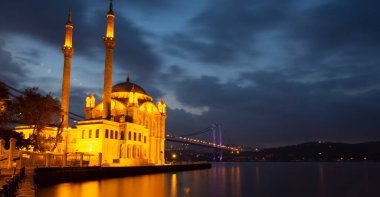 Ortakoy İstanbul manzarası bulutlar Ortakoy Camii ve İstanbul 'daki Boğaz Köprüsü ile güzel bir gün doğumu. İstanbul 'un en iyi turistik beldesi