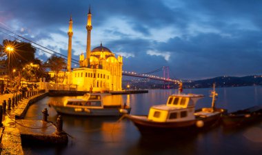 Ortakoy İstanbul manzarası bulutlar Ortakoy Camii ve İstanbul 'daki Boğaz Köprüsü ile güzel bir gün doğumu. İstanbul 'un en iyi turistik beldesi