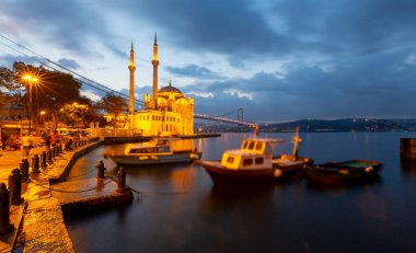 Ortakoy İstanbul manzarası bulutlar Ortakoy Camii ve İstanbul 'daki Boğaz Köprüsü ile güzel bir gün doğumu. İstanbul 'un en iyi turistik beldesi