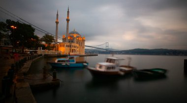 Ortakoy İstanbul manzarası bulutlar Ortakoy Camii ve İstanbul 'daki Boğaz Köprüsü ile güzel bir gün doğumu. İstanbul 'un en iyi turistik beldesi