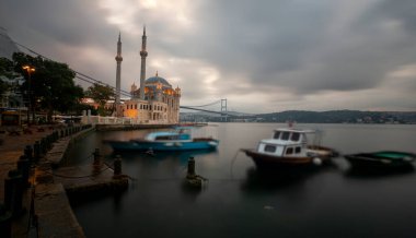 Ortakoy İstanbul manzarası bulutlar Ortakoy Camii ve İstanbul 'daki Boğaz Köprüsü ile güzel bir gün doğumu. İstanbul 'un en iyi turistik beldesi