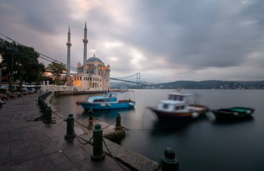 Ortakoy İstanbul manzarası bulutlar Ortakoy Camii ve İstanbul 'daki Boğaz Köprüsü ile güzel bir gün doğumu. İstanbul 'un en iyi turistik beldesi