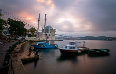 Ortakoy İstanbul manzarası bulutlar Ortakoy Camii ve İstanbul 'daki Boğaz Köprüsü ile güzel bir gün doğumu. İstanbul 'un en iyi turistik beldesi