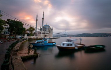 Ortakoy İstanbul manzarası bulutlar Ortakoy Camii ve İstanbul 'daki Boğaz Köprüsü ile güzel bir gün doğumu. İstanbul 'un en iyi turistik beldesi