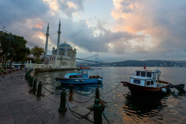 Ortakoy İstanbul manzarası bulutlar Ortakoy Camii ve İstanbul 'daki Boğaz Köprüsü ile güzel bir gün doğumu. İstanbul 'un en iyi turistik beldesi