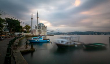 Ortakoy İstanbul manzarası bulutlar Ortakoy Camii ve İstanbul 'daki Boğaz Köprüsü ile güzel bir gün doğumu. İstanbul 'un en iyi turistik beldesi