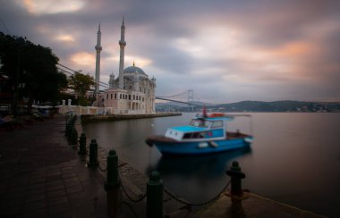 Ortakoy İstanbul manzarası bulutlar Ortakoy Camii ve İstanbul 'daki Boğaz Köprüsü ile güzel bir gün doğumu. İstanbul 'un en iyi turistik beldesi
