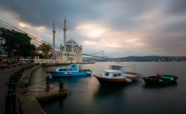 Ortakoy İstanbul manzarası bulutlar Ortakoy Camii ve İstanbul 'daki Boğaz Köprüsü ile güzel bir gün doğumu. İstanbul 'un en iyi turistik beldesi
