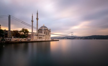 Ortakoy İstanbul manzarası bulutlar Ortakoy Camii ve İstanbul 'daki Boğaz Köprüsü ile güzel bir gün doğumu. İstanbul 'un en iyi turistik beldesi