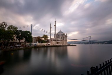 Ortakoy İstanbul manzarası bulutlar Ortakoy Camii ve İstanbul 'daki Boğaz Köprüsü ile güzel bir gün doğumu. İstanbul 'un en iyi turistik beldesi
