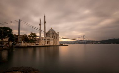 Ortakoy İstanbul manzarası bulutlar Ortakoy Camii ve İstanbul 'daki Boğaz Köprüsü ile güzel bir gün doğumu. İstanbul 'un en iyi turistik beldesi