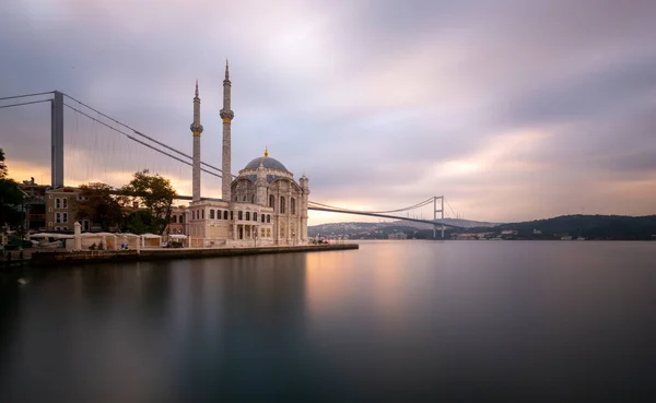 Ortakoy Istanbul Landschap Prachtige Zonsopgang Met Wolken Ortakoy Moskee Bosporus — Stockfoto