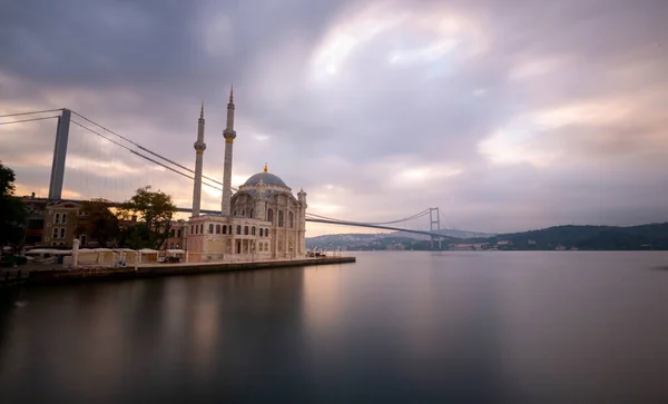 Ortakoy Istanbul Landschap Prachtige Zonsopgang Met Wolken Ortakoy Moskee Bosporus — Stockfoto