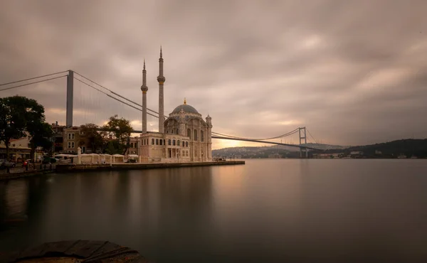 Ortakoy Istanbul Landschap Prachtige Zonsopgang Met Wolken Ortakoy Moskee Bosporus — Stockfoto