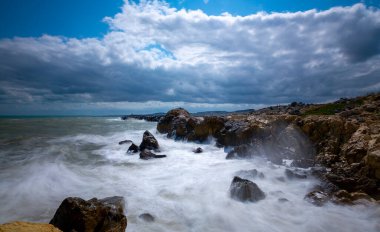 Yüksek deklanşör zamanlarıyla kayalara vuran dalgalar