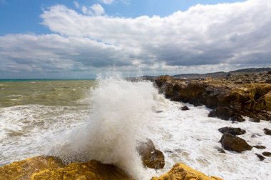 Yüksek deklanşör zamanlarıyla kayalara vuran dalgalar