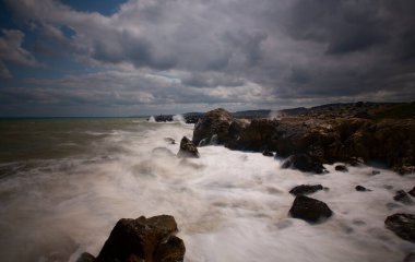 Yüksek deklanşör zamanlarıyla kayalara vuran dalgalar