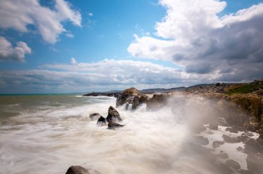 Yüksek deklanşör zamanlarıyla kayalara vuran dalgalar