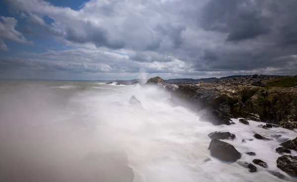 Хвилі Які Стріляли Високим Часом Затвору Вражають Каміння Важко — стокове фото