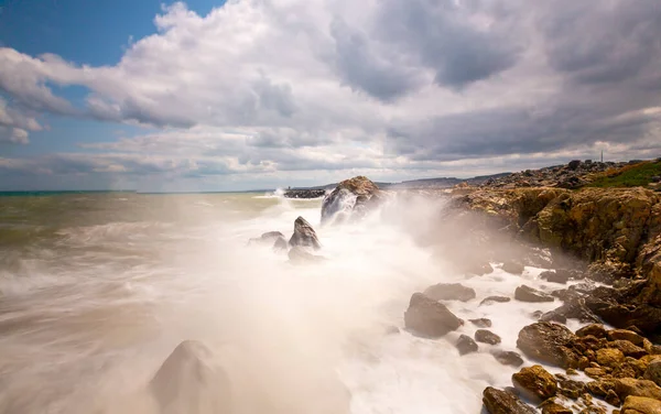 Ondas Disparadas Con Tiempos Obturación Altos Golpeando Las Rocas Duro — Foto de Stock