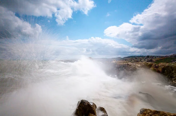 Waves Shot High Shutter Times Hitting Rocks Hard — Stock Photo, Image