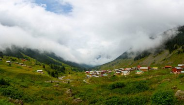 Kackar dağları, Kackar dağlarının en çok ziyaret edilen bölgesi olan plato panorama manzarasını yükseltir.