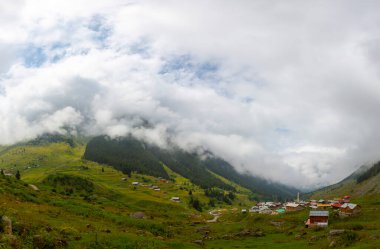 Kackar dağları, Kackar dağlarının en çok ziyaret edilen bölgesi olan plato panorama manzarasını yükseltir.