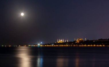 Mavi Cami ve Ayasofya, Ay ve Yakamoz 'un gece manzarası.