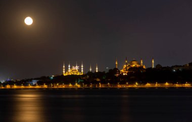 Mavi Cami ve Ayasofya, Ay ve Yakamoz 'un gece manzarası.