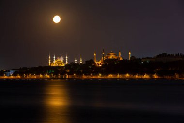 Mavi Cami ve Ayasofya, Ay ve Yakamoz 'un gece manzarası.