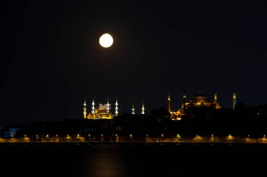Mavi Cami ve Ayasofya, Ay ve Yakamoz 'un gece manzarası.