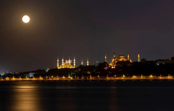Blå Moskén Och Hagia Sophia Nattutsikt Över Månen Och Yakamoz — Stockfoto