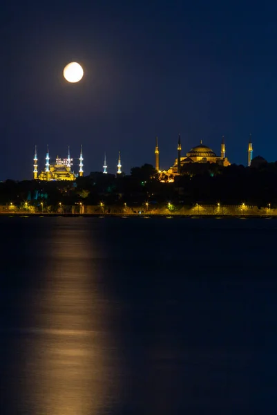 Blå Moskén Och Hagia Sophia Nattutsikt Över Månen Och Yakamoz — Stockfoto