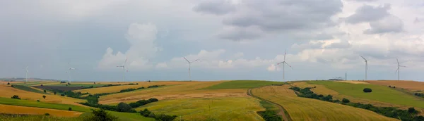 Электрические Ветряные Мельницы Работающие Внутри Полей — стоковое фото