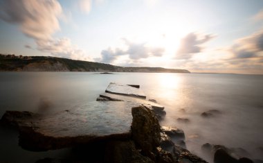 Nceburun deniz feneri altında liman, bazalt kayalıkları uzun pozlama tekniğiyle fotoğraflandı