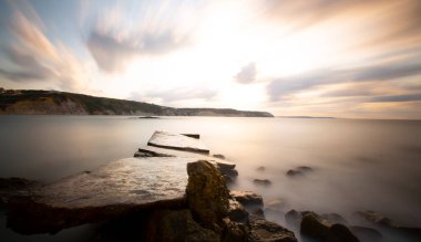 Nceburun deniz feneri altında liman, bazalt kayalıkları uzun pozlama tekniğiyle fotoğraflandı